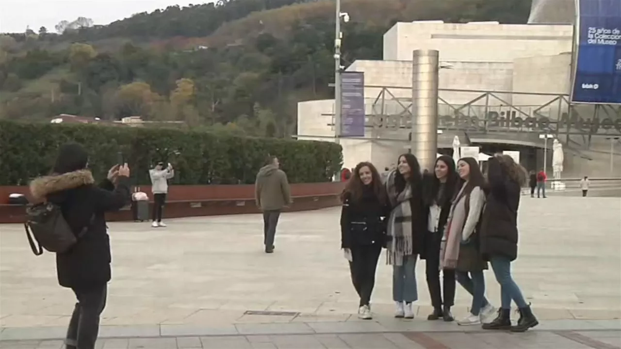 Turistak Bilbon. EITB Mediaren bideo batetik ateratako irudia.