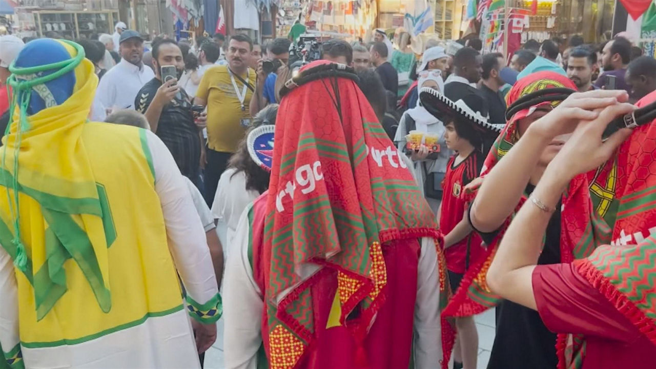 Turistak Qatarren. EITB Mediaren bideo batetik ateratako irudia.