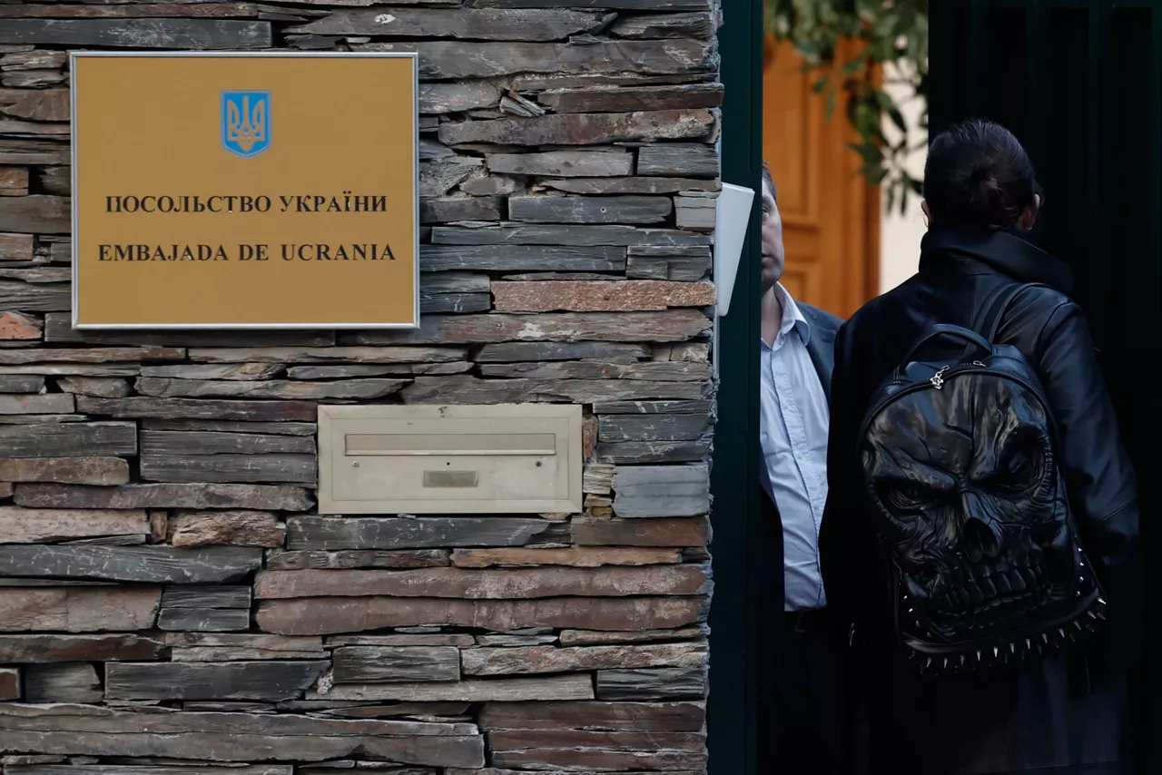 Imagen exterior de la Embajada de Ucrania en Madrid, este viernes. Foto: EFE.