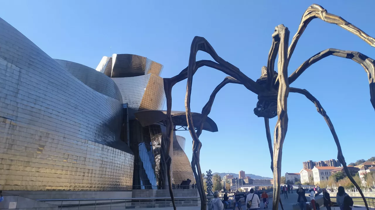 BILBO GUGGENHEIM MUSEOA EGILEA LUIS DADEBAT