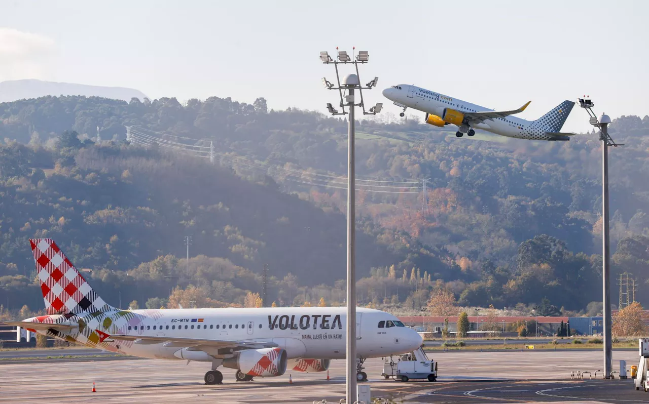 Volotea hegazkin bat, Bilboko aireportuan. Argazkia: EFE