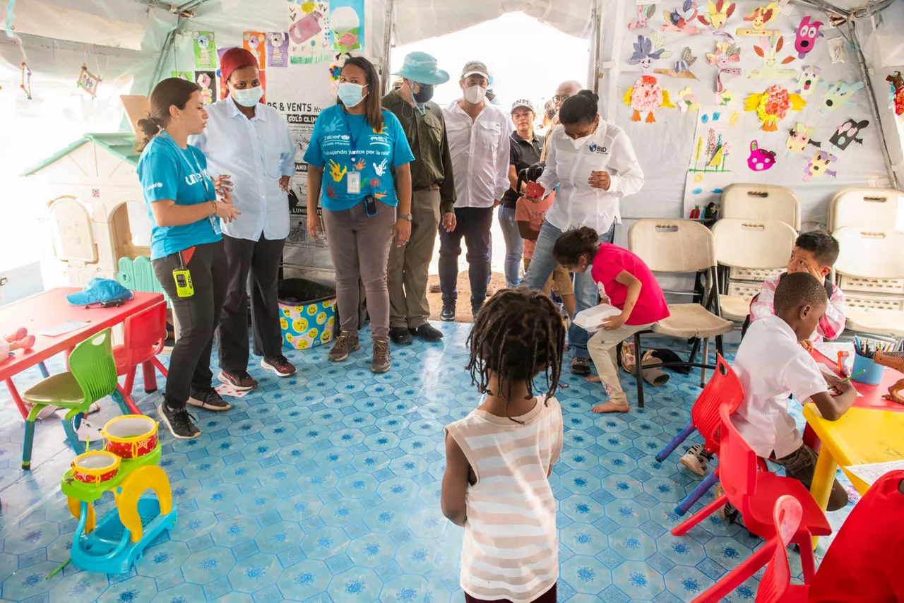 Unicefeko hainbat langile Panaman migratutako haurrentzako zentro batean.