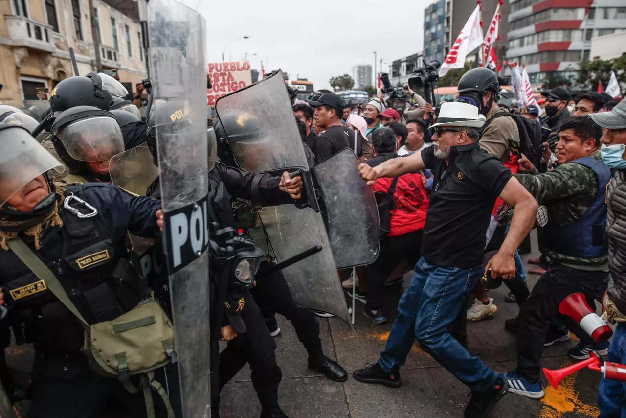 Defensores de Castillo se enfrentan a la Policía. EFE