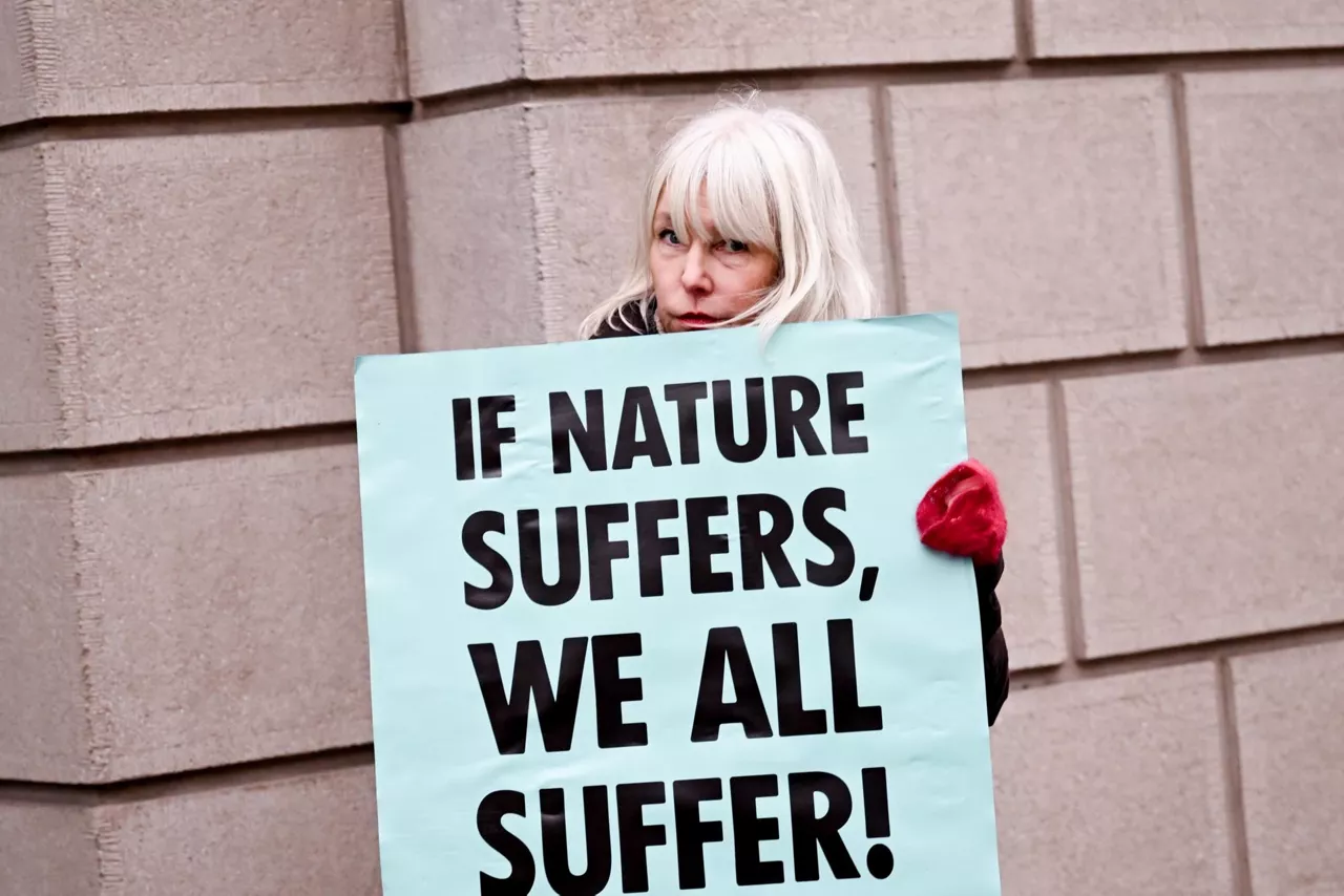 "Si la Naturaleza sufre, todos y todas sufrimos", alerta esta activista, en Berlín. Foto: EFE.