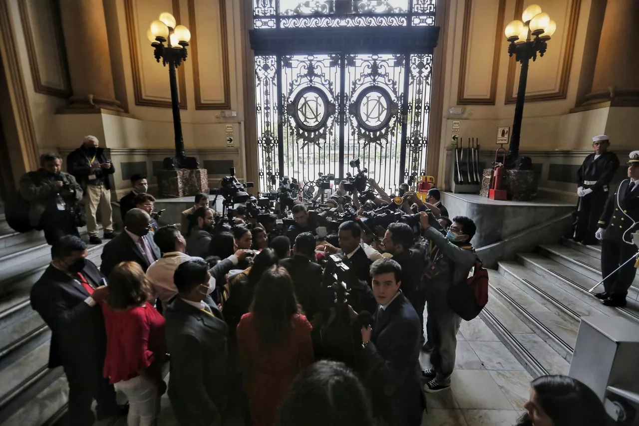 Periodistasy y diputados permanecen en el interior del Congreso. EFE