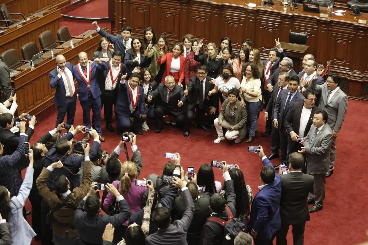 Diputados celebran la destitución de Castillo. EFE