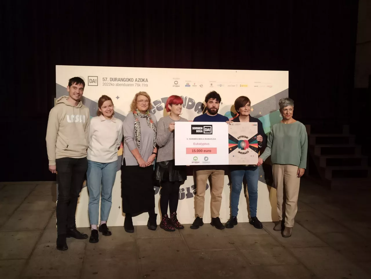 Urresti, en el centro con el cheque, durante el acto de anuncio del ganador de la Beca de Creación