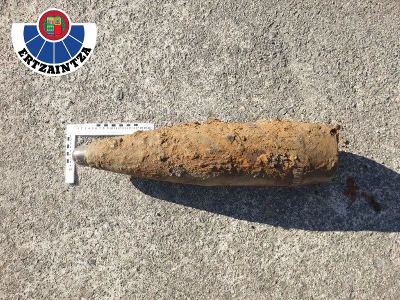La Ertzaintza neutraliza un obús de la Guerra Civil localizado en Elgeta. Foto: Ertzaintza