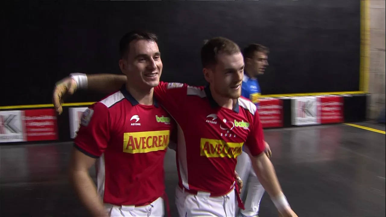 Ander Imaz, ezkerretan, Unai Lasorekin. EITB Mediako bideo batetik hartutako argazkia.