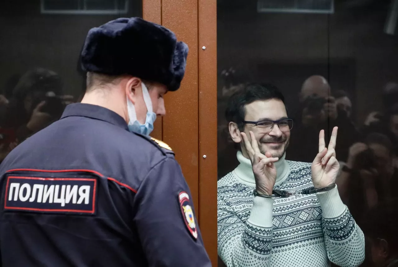 Ilya Yashin atiende al veredicto.