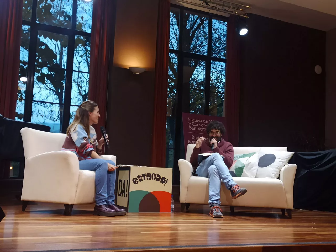 Nerea Ibarzabal idazlea eta Iñigo Astiz kazetaria, "Bar Gloria" aurkezteko saioan