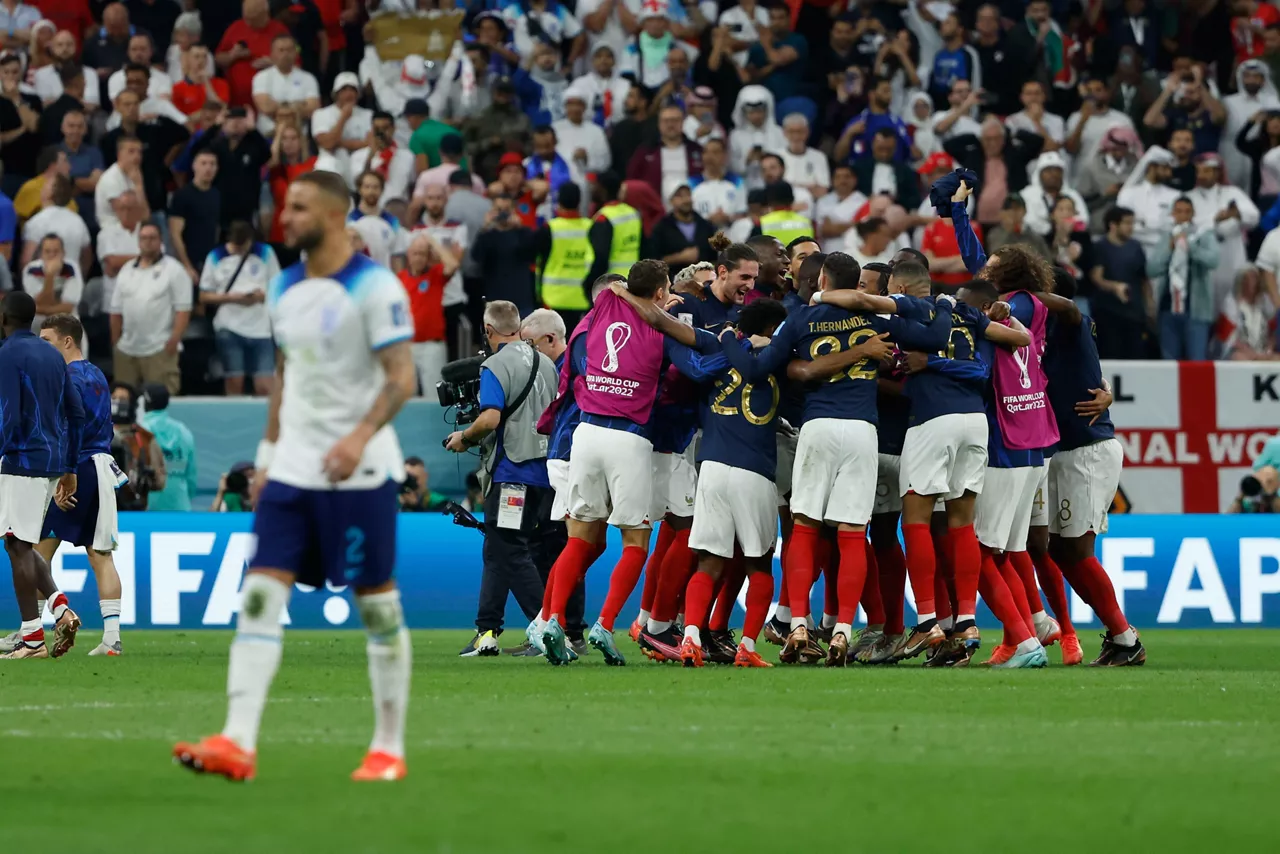 Irudian, Qatarreko Munduko Txapelketan izandako Frantzia-Ingalaterra partidako une bat (EFE).