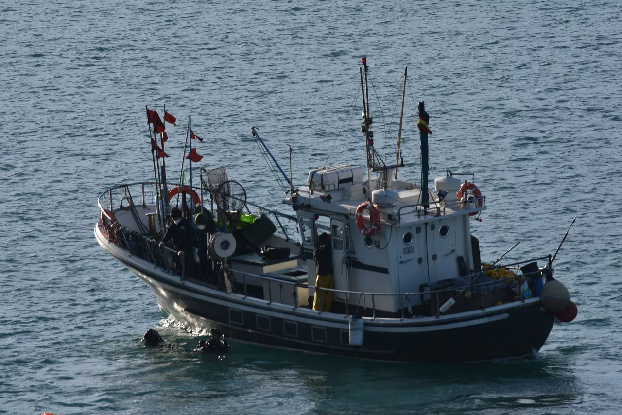 Barco pesquero saliendo de Donostia. Foto: Xanti Esnaola Eskisabel