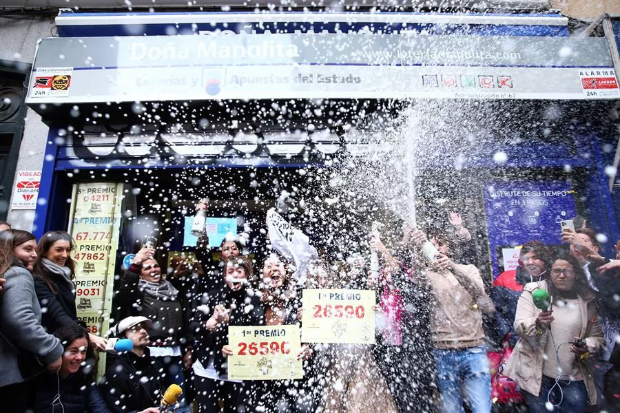 Gente celebrando el Gordo en la administración Doña Manolita de Madrid. Foto: EFE