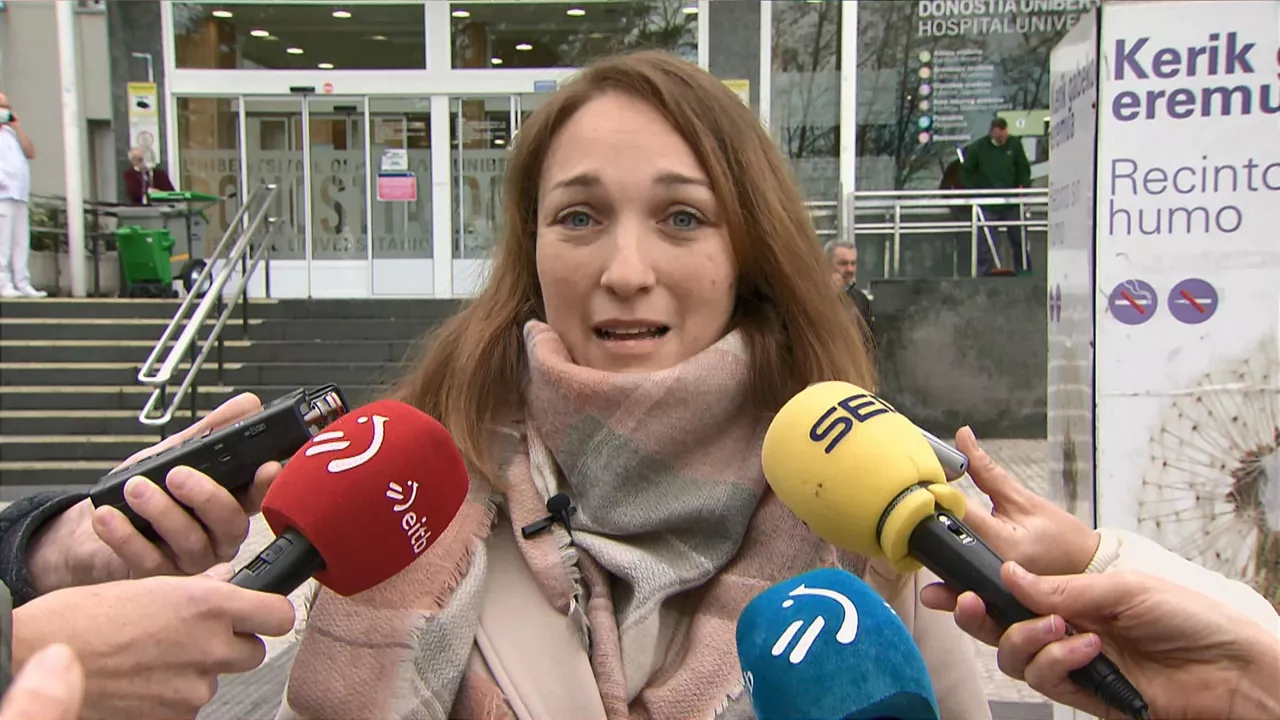 Muriel Larrea, Donostia Ospitalearen aurrean egindako adierazpenetan. Argazkia: EITB Media