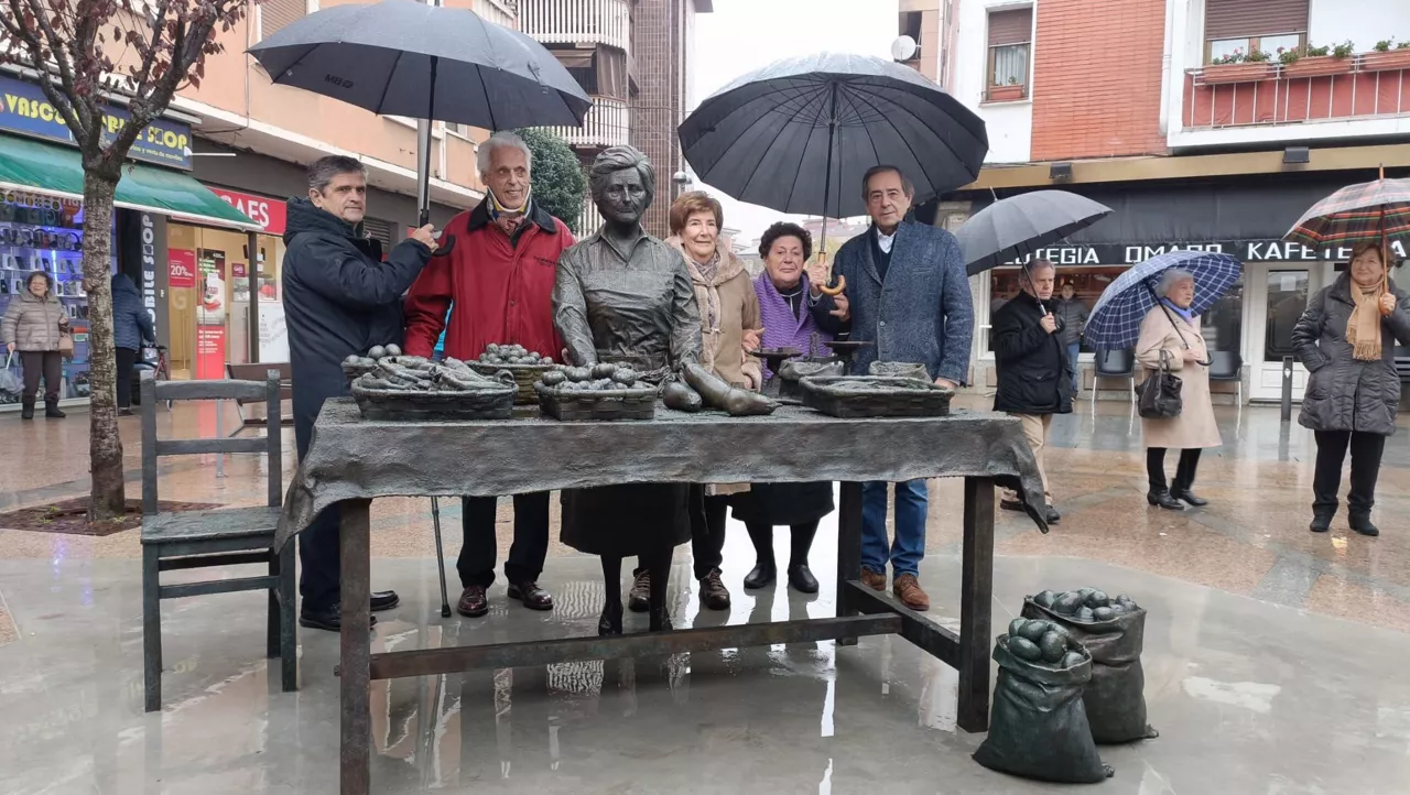Escultura en homenaje a la mujer baserritarra. Foto: EITB Media