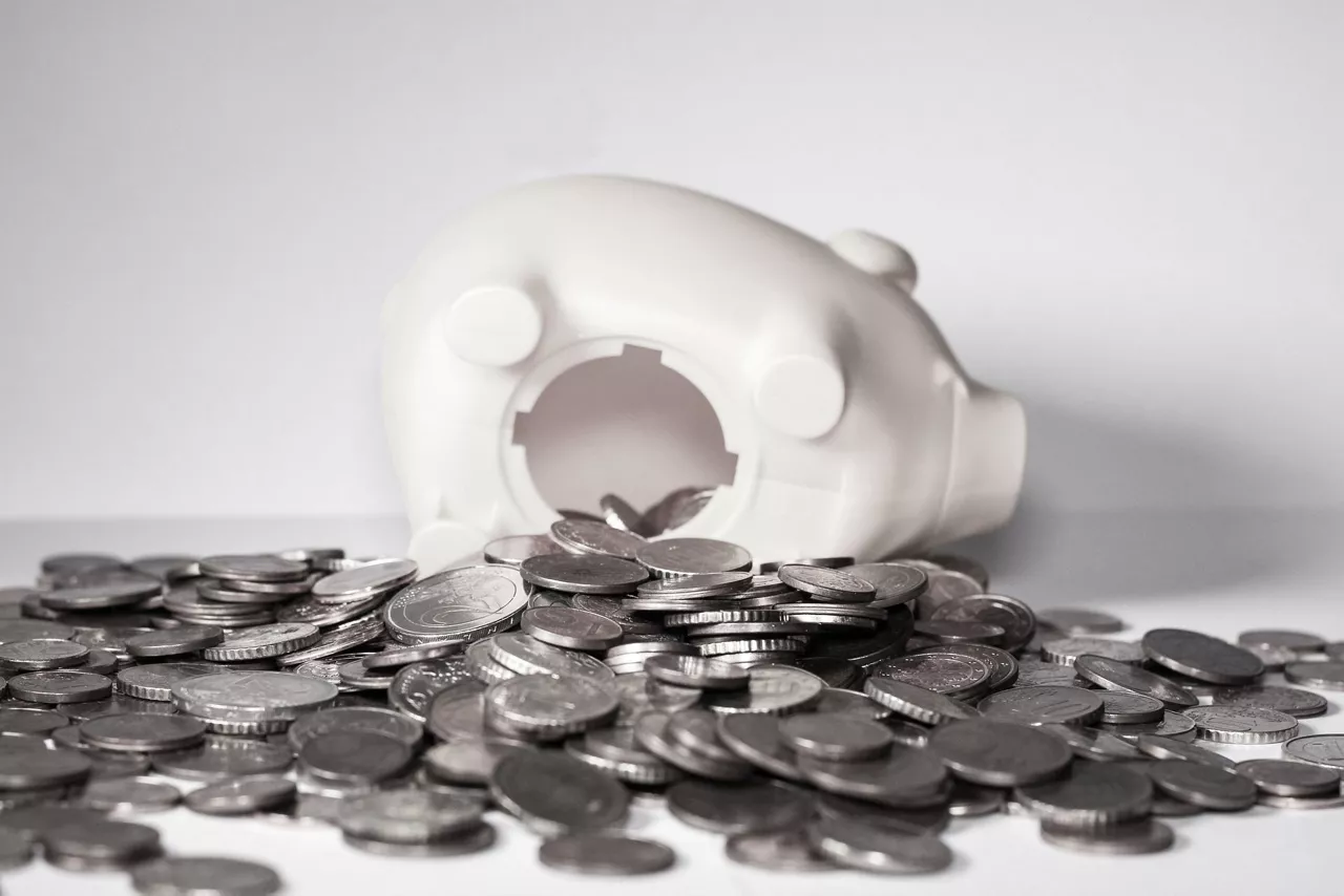 Dinero alrededor de una hucha