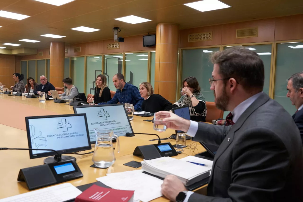 Votación de las enmiendas parciales en la Comisión de Presupuestos del Parlamento Vasco.