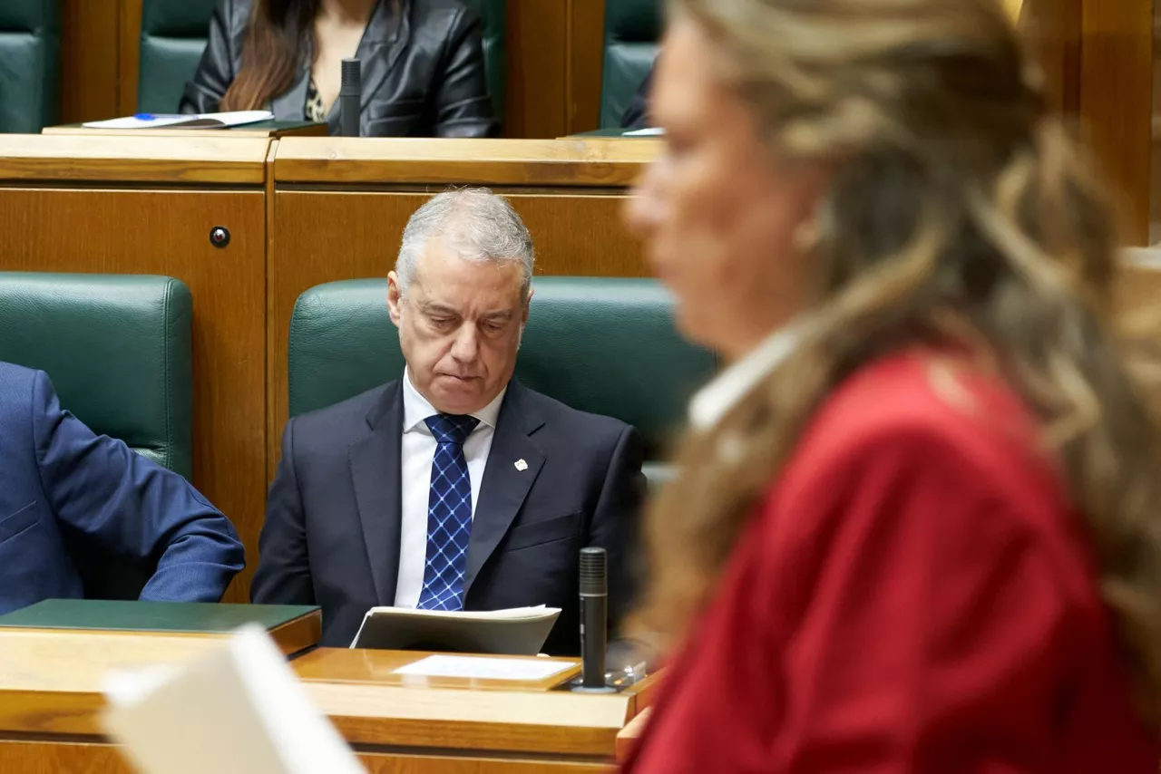 El lehendakari, durante la intervención de Sagardui.