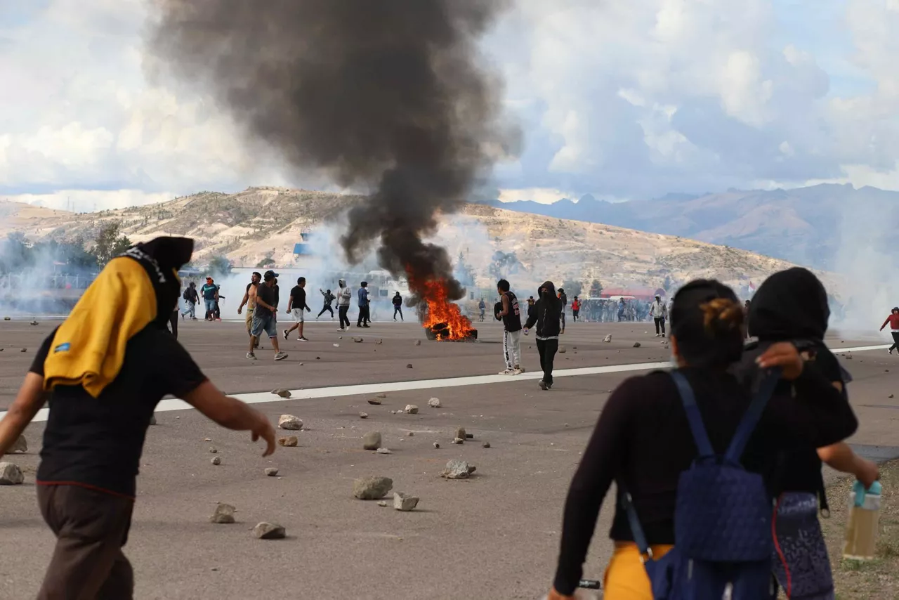 Protestak, Ayacuchoko aireportuan. Argazkia: EFE.