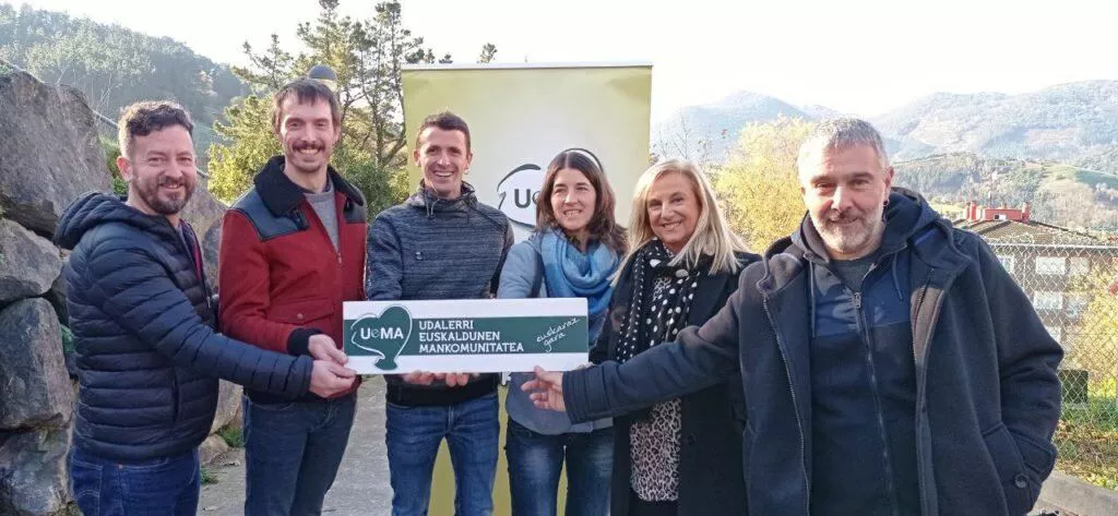 Hernani, Asteasu eta Astigarragako alkateak eta zinegotziak, gaur, Deban. Argazkia: UEMA