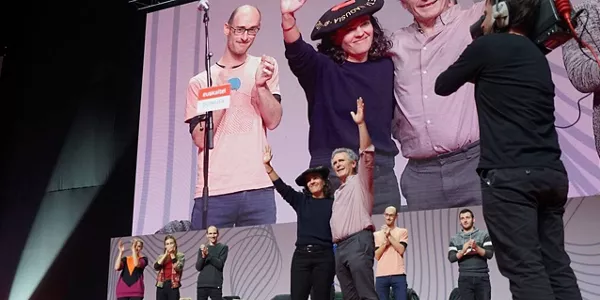 Iñaki Murua pone la txapela a la ganadora. EITB Media
