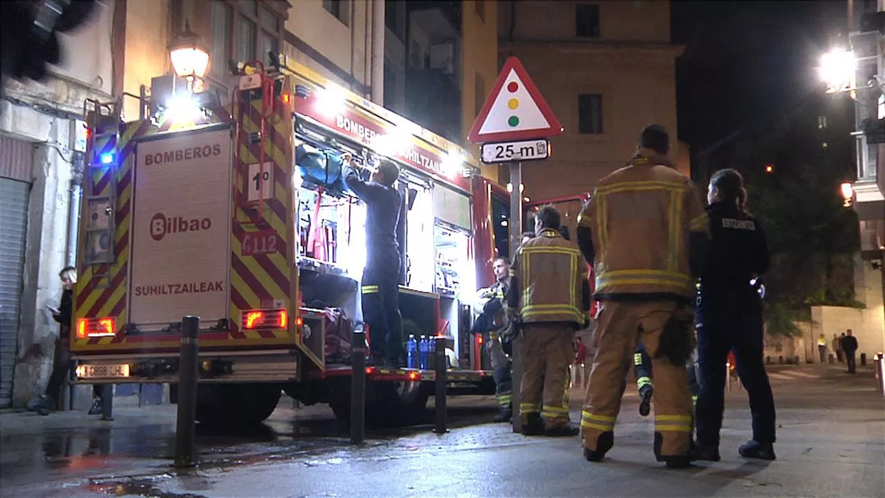 Gizon bat hil da Bilboko Atxuri auzoan piztutako sute batean kea arnastuta. Irudia: EITB