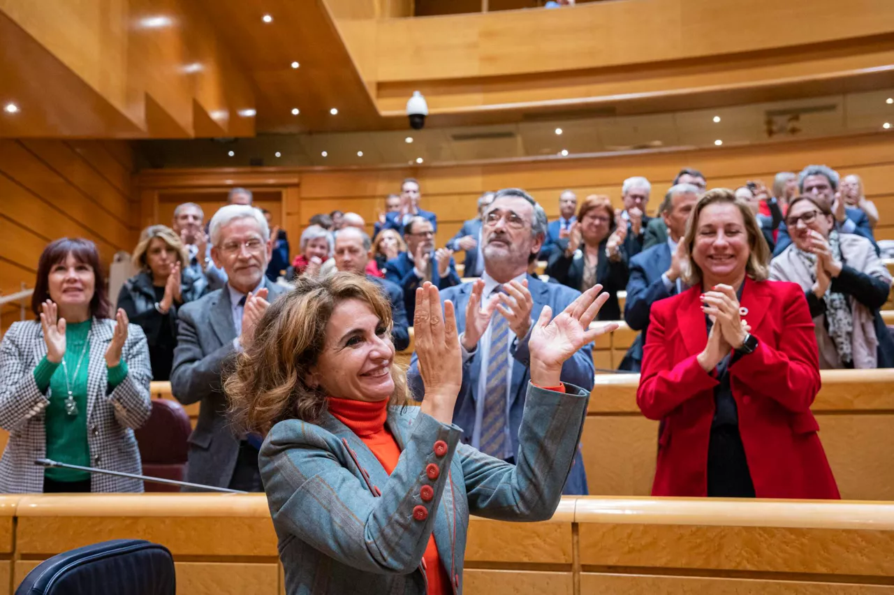 La ministra de Hacienda, María Jesús Montero, celebra la aprobación de las cuentas. Foto: EFE