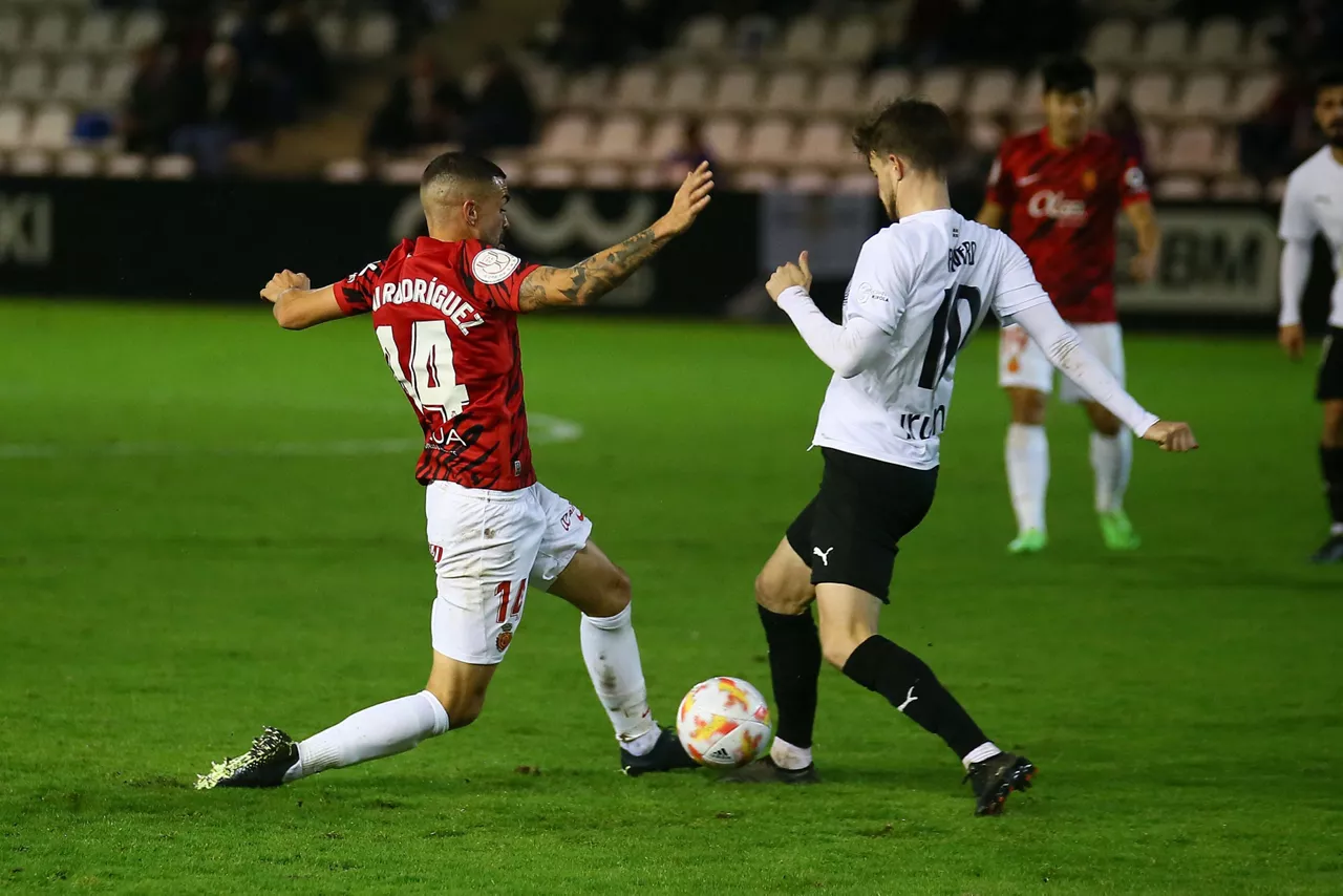 Quique Rivero Dani Rodriguezekin baloi batengatik borrokan