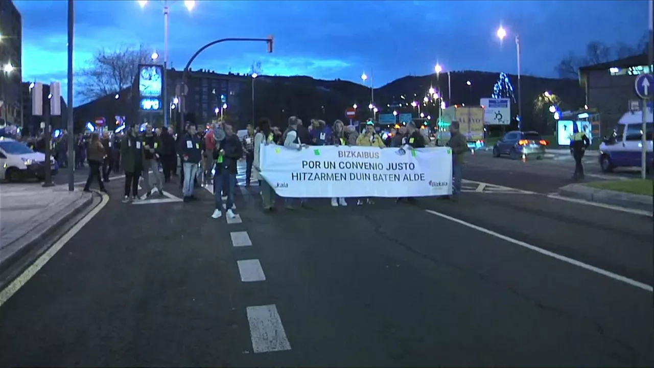 Ezkerraldea Meatzaldea Bizkaibuseko langileak Casillatik atera dira manifestazioan.