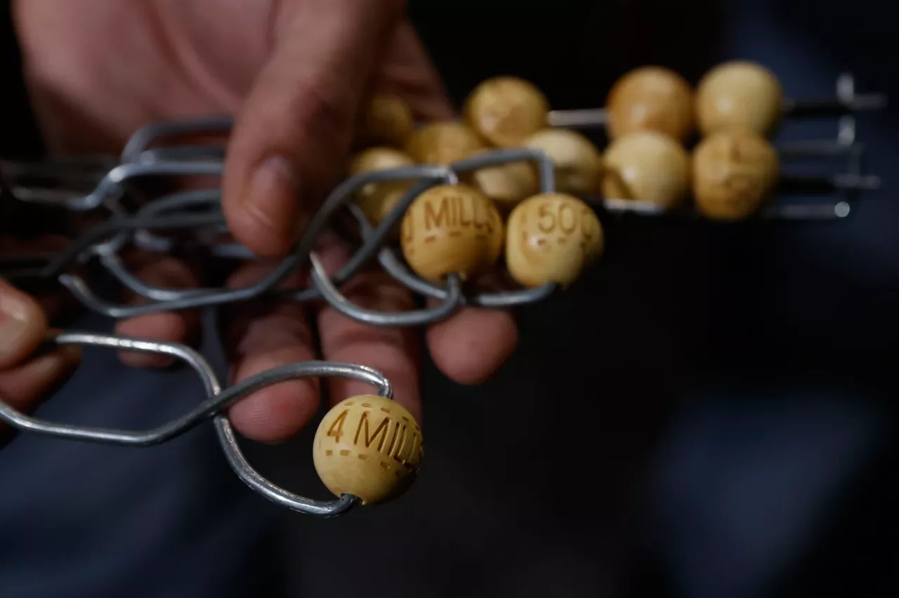 Bolas con los premios del sorteo de lotería de Navidad. Imagen: EFE