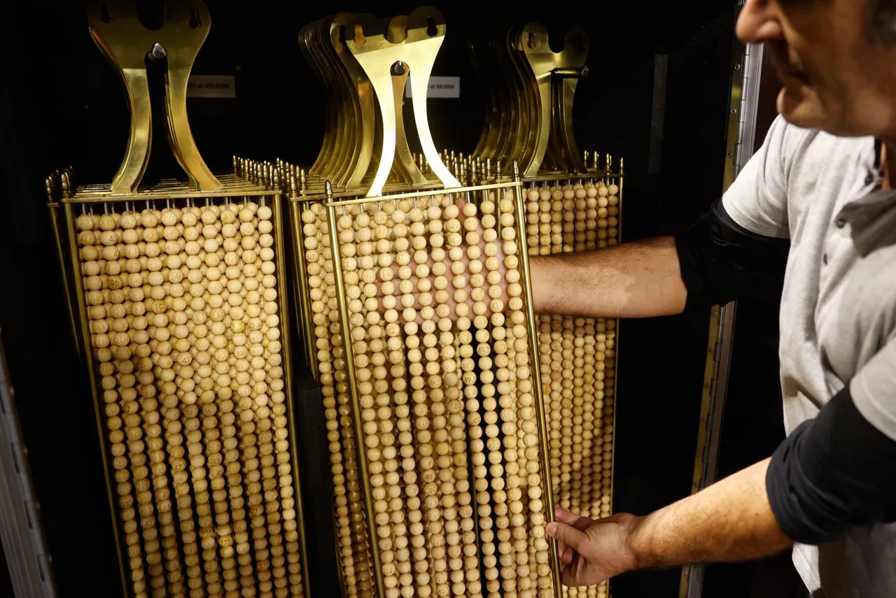 Bolas con el número de la lotería de Navidad. Imagen: EFE