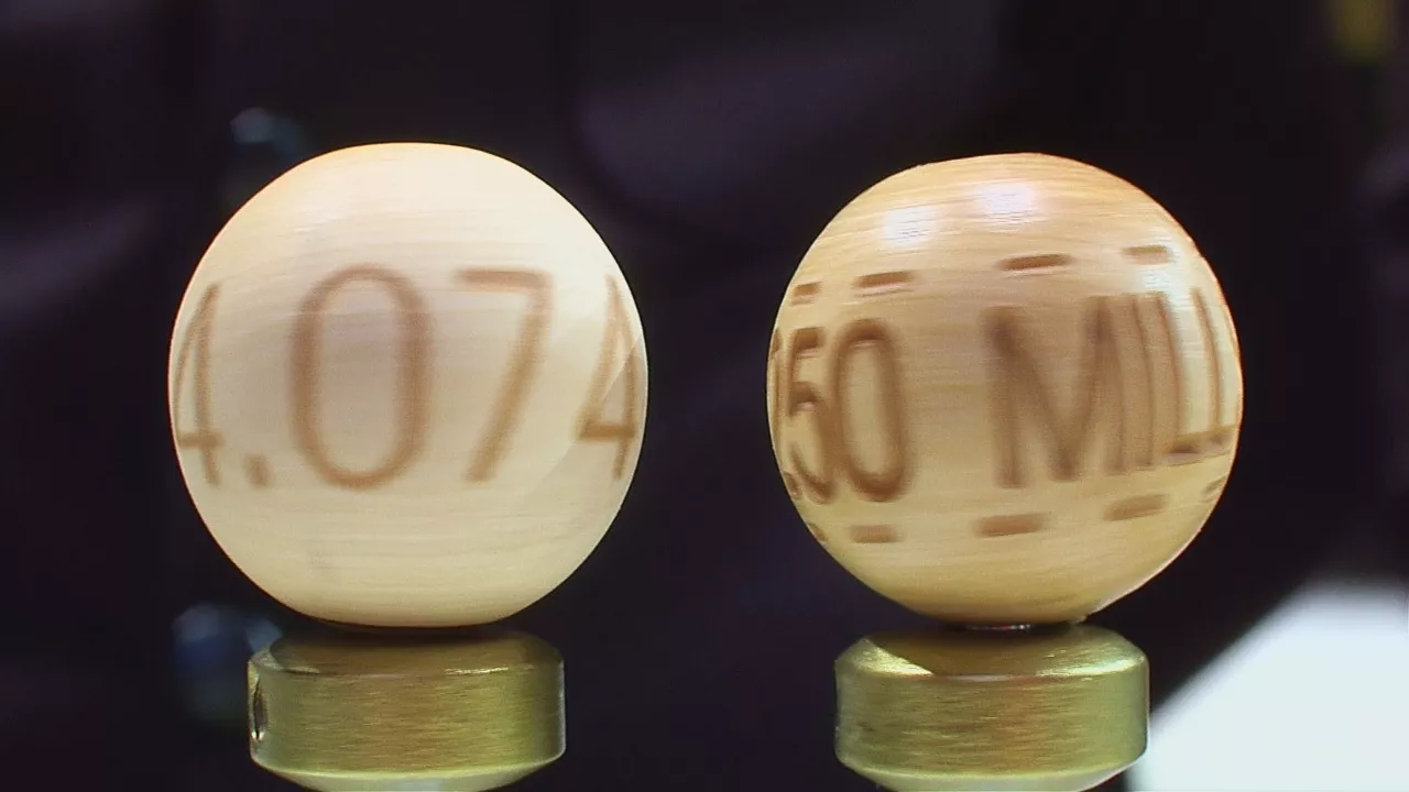 El 4074, el segundo premio, ha salido en torno a las 10:30 horas. Foto de un vídeo de EITB Media.