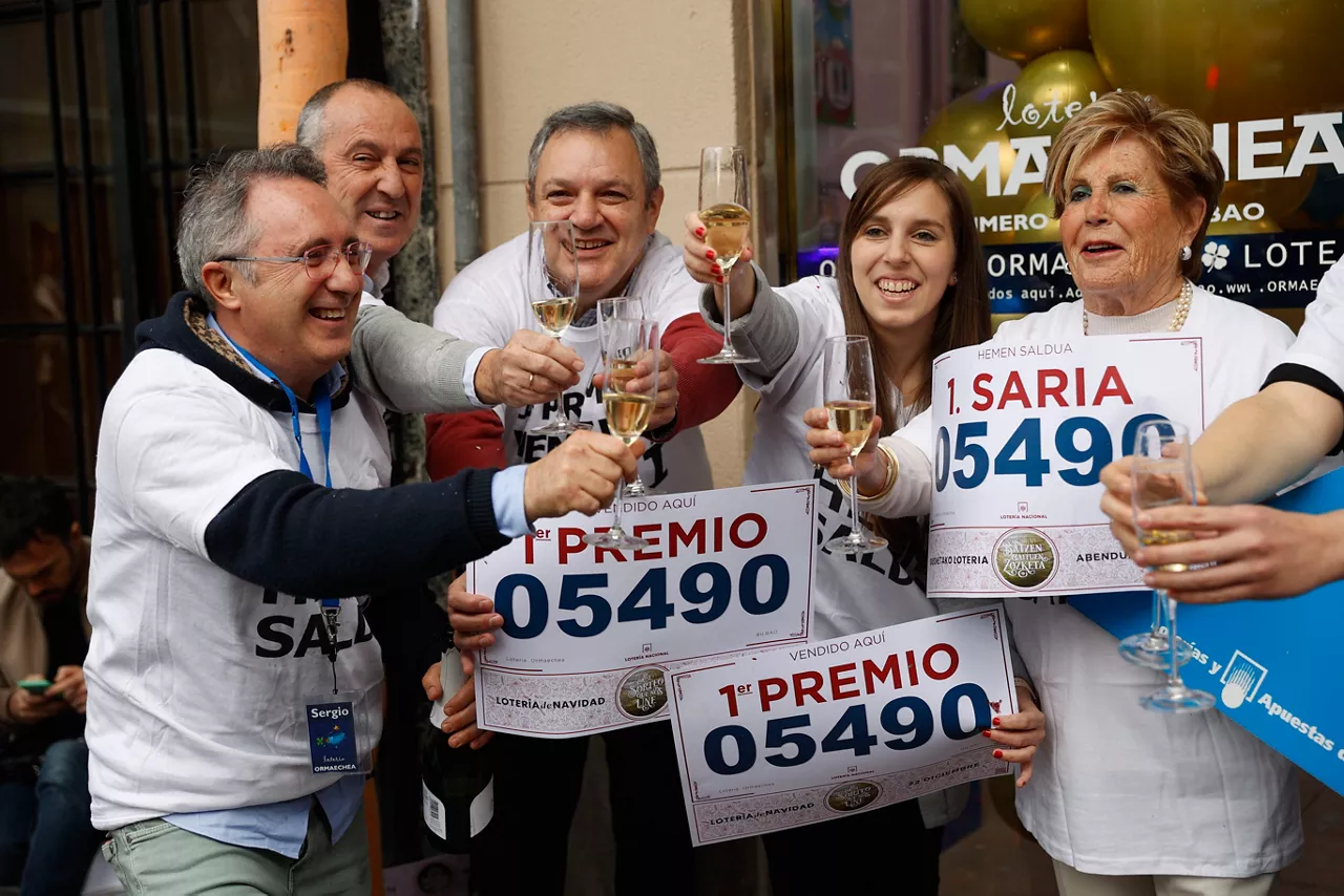 Celebración del gordo en Bilbao, en Ormaechea. Foto: EFE