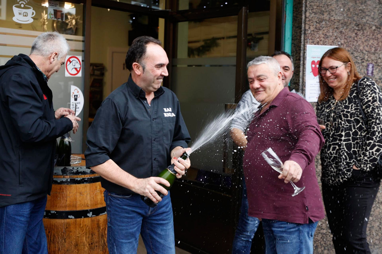 Celebración del quinto premio en Galdakao. Foto: EFE