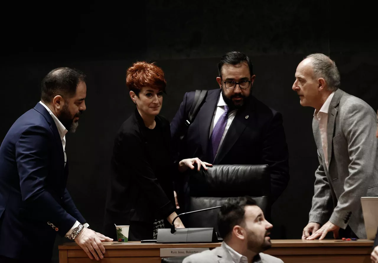 Ramón Alzorriz, Bakartxo Ruiz, Adolfo Araiz y Javier Remirez al inicio del pleno. Foto: EFE