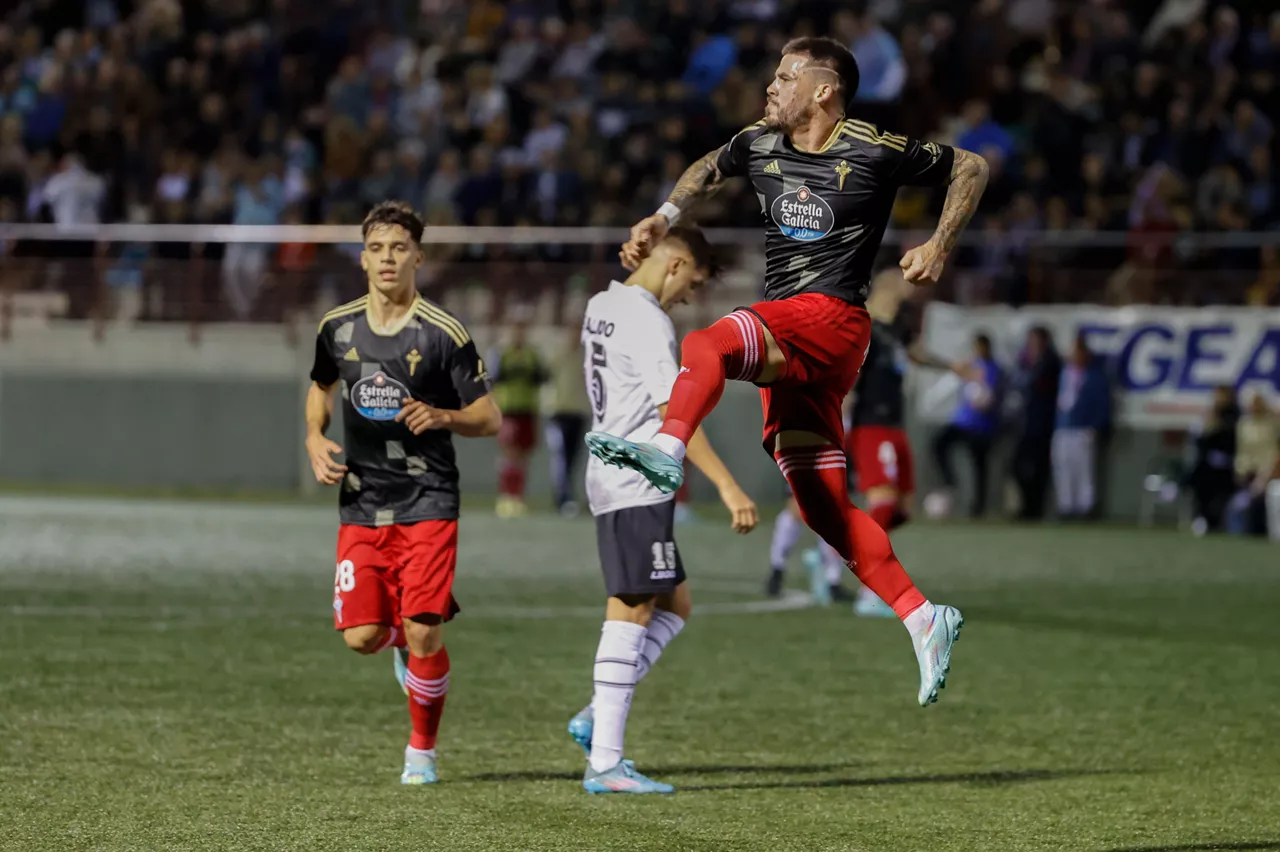 Celtako jokalariak gola ospatzen