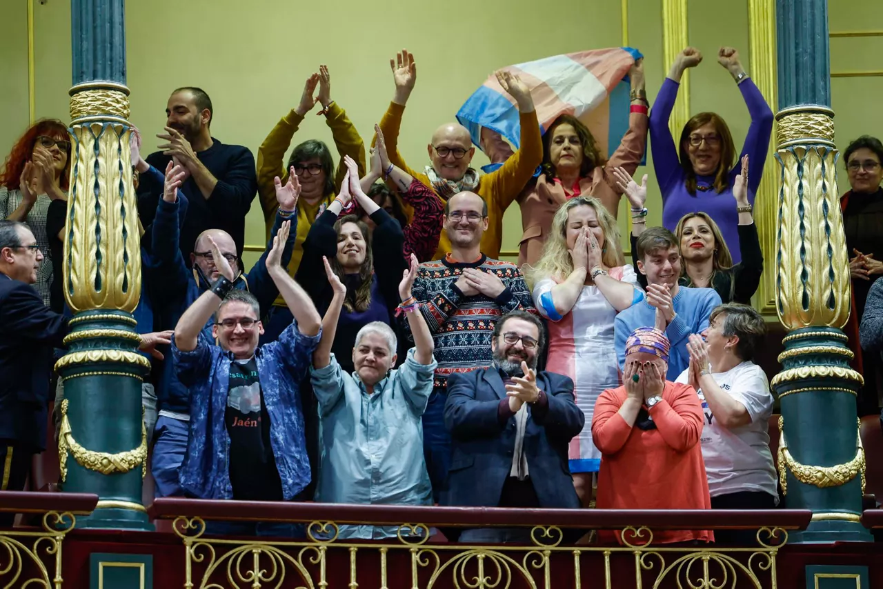 Parte del colectivo trans, invitado a la tribuna, aplaude la aprobación.