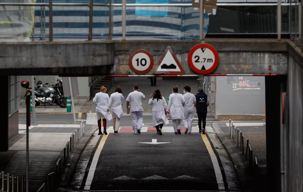 Médicos vuelven a su puesto de trabajo tras celebrar una asamblea del Hospital Donostia. Foto: EFE