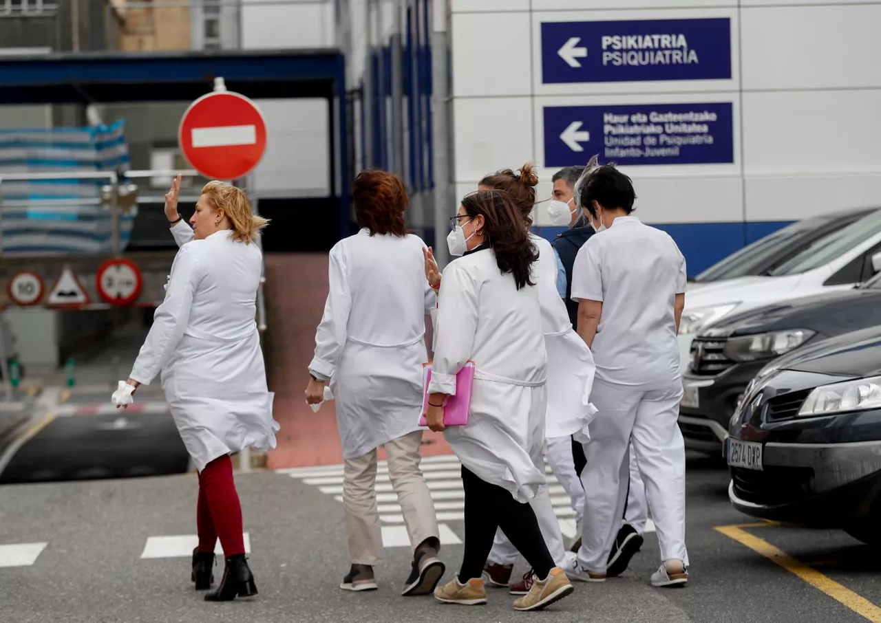 Donostia Ospitaleko langileak, artxiboko irudi batean