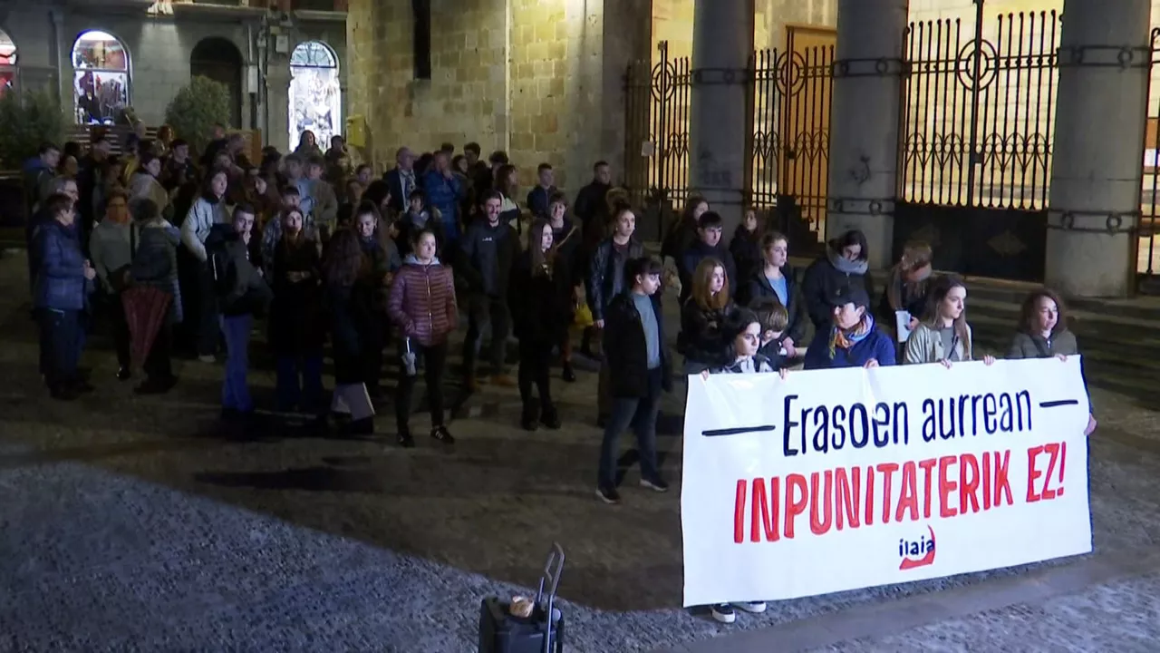 Sexu-abusuak salatzeko Bermeon (Bizkaia) egindako elkarretaratzea. Artxiboko irudia: EITB