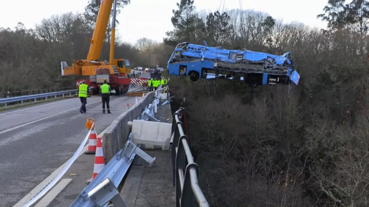 Autobús de pasajeros accidentado