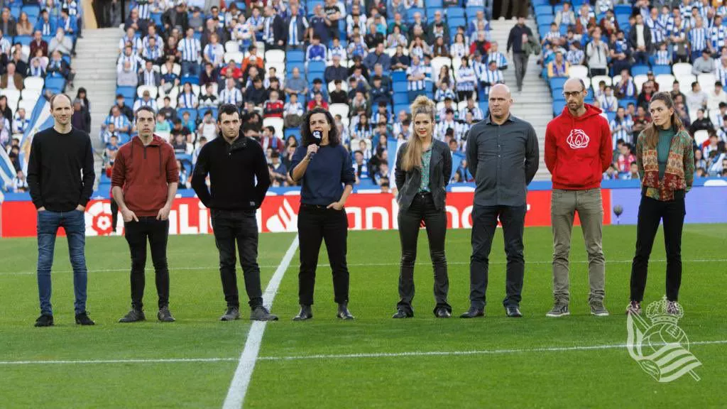 Bertsolariak, Anoetako zelaian. Argazkia: Real Sociedad Twitter