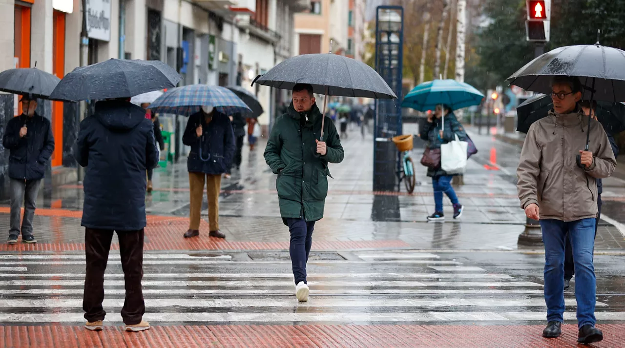euria lluvia mal tiempo eguraldi txarra jendea gente calle