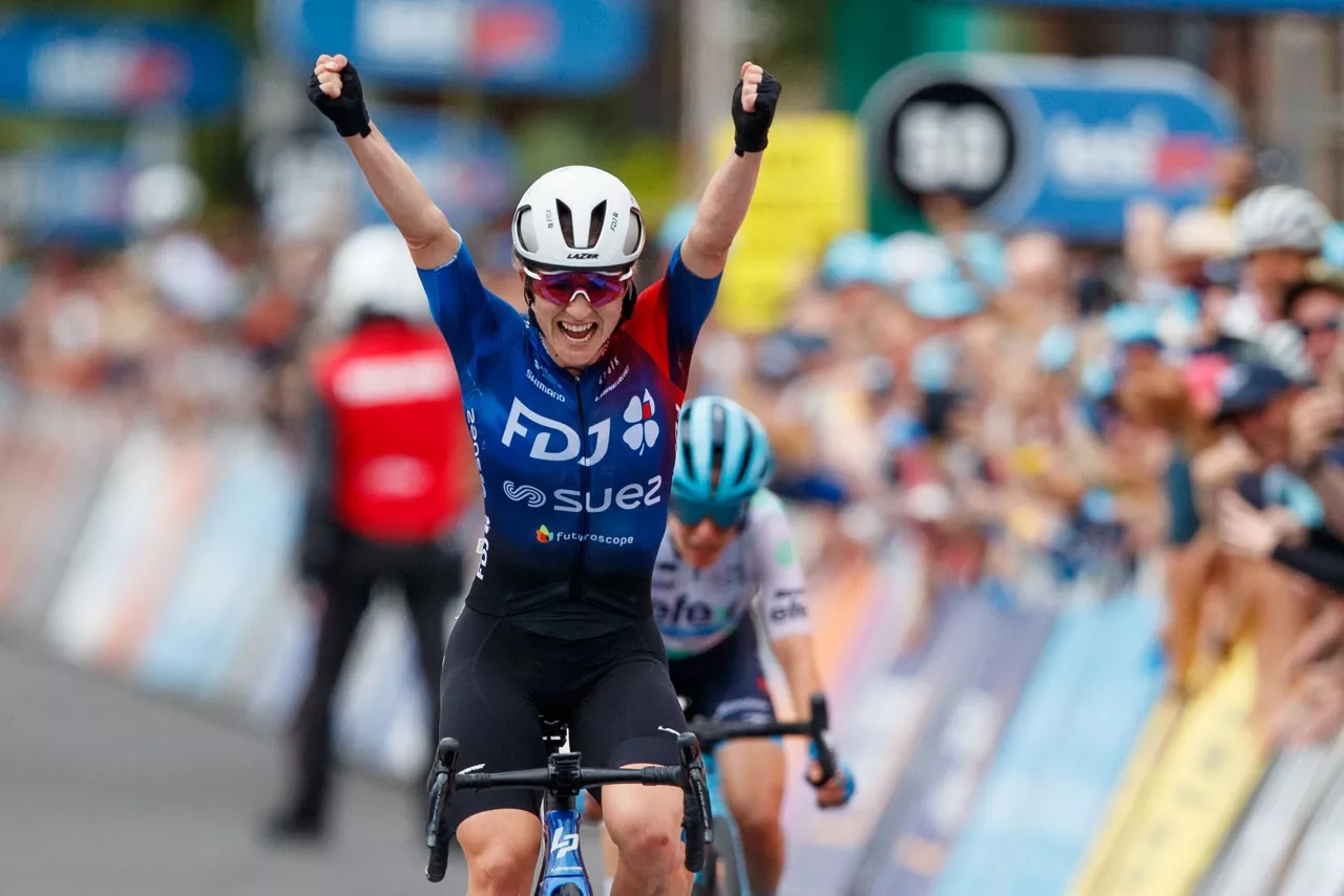 Grace Brown, besoak gora dituela 3. etapako garaile gisa.