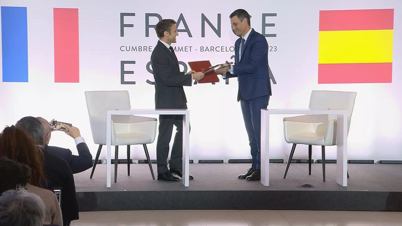Cumbre Bilateral Firma Tratado Macron Sanchez Barcelona