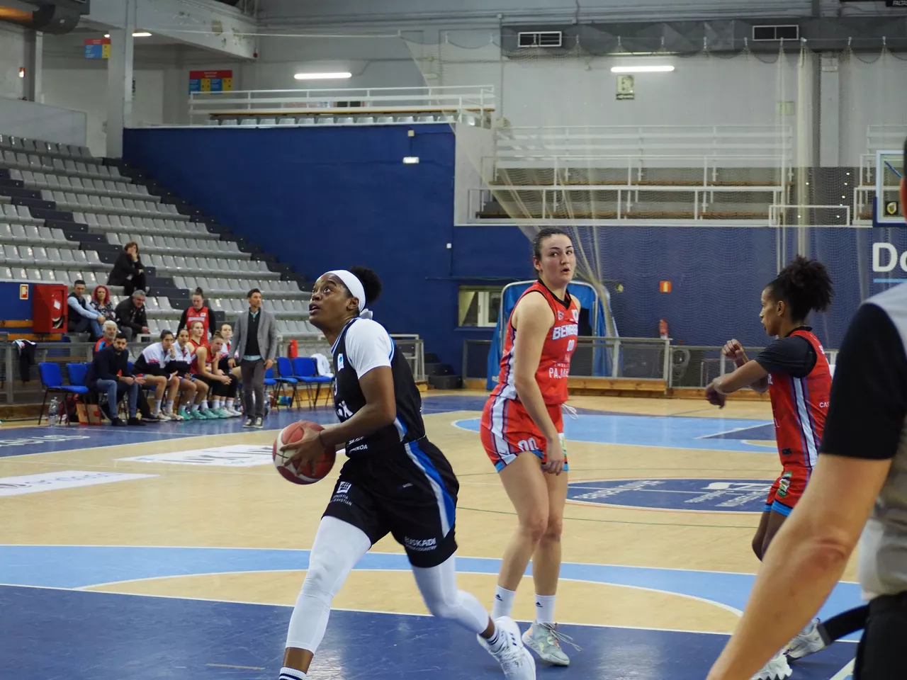 Kaela Davis IDK Euskotren