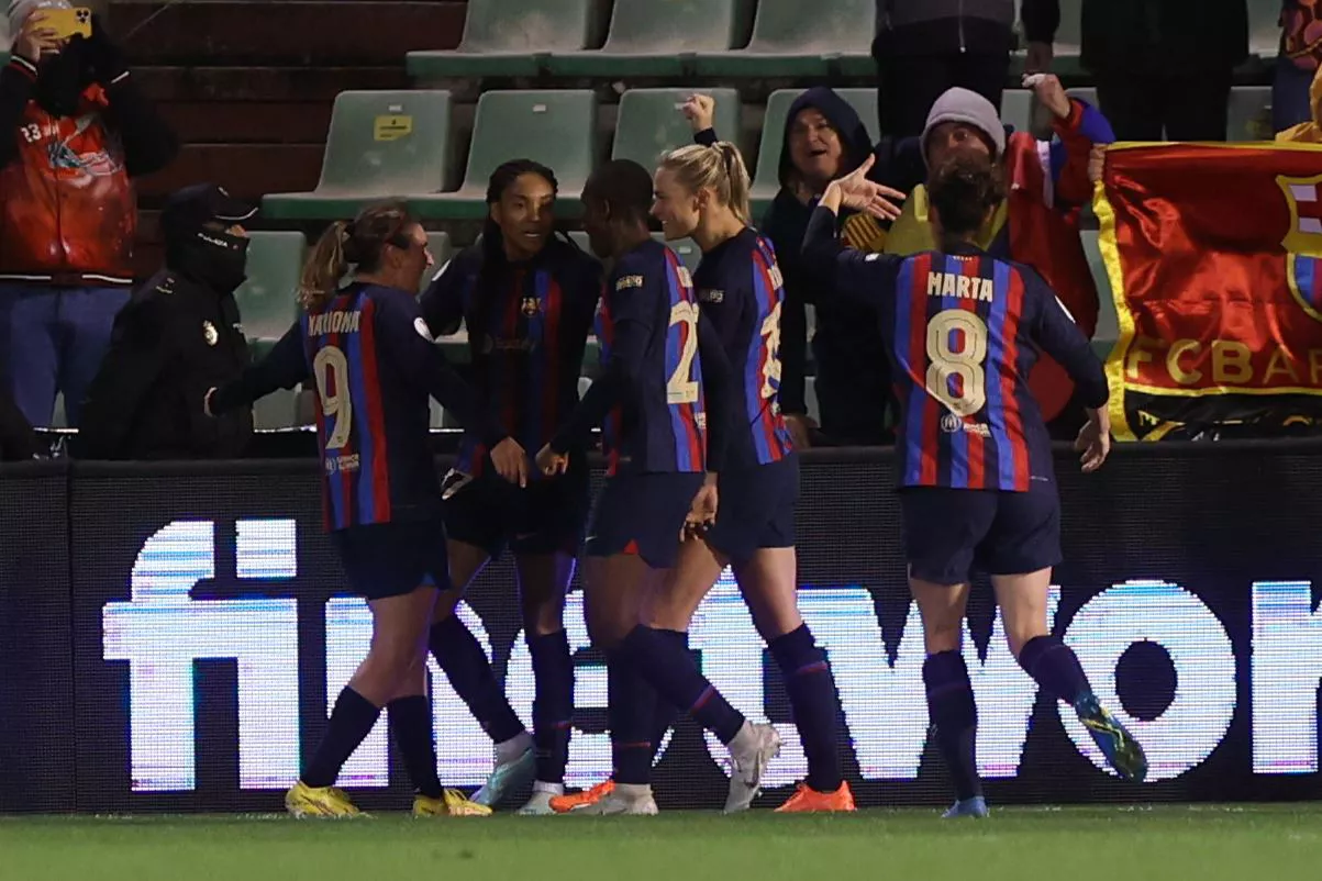 Bartzelonako jokalariak gol bat ospatzen