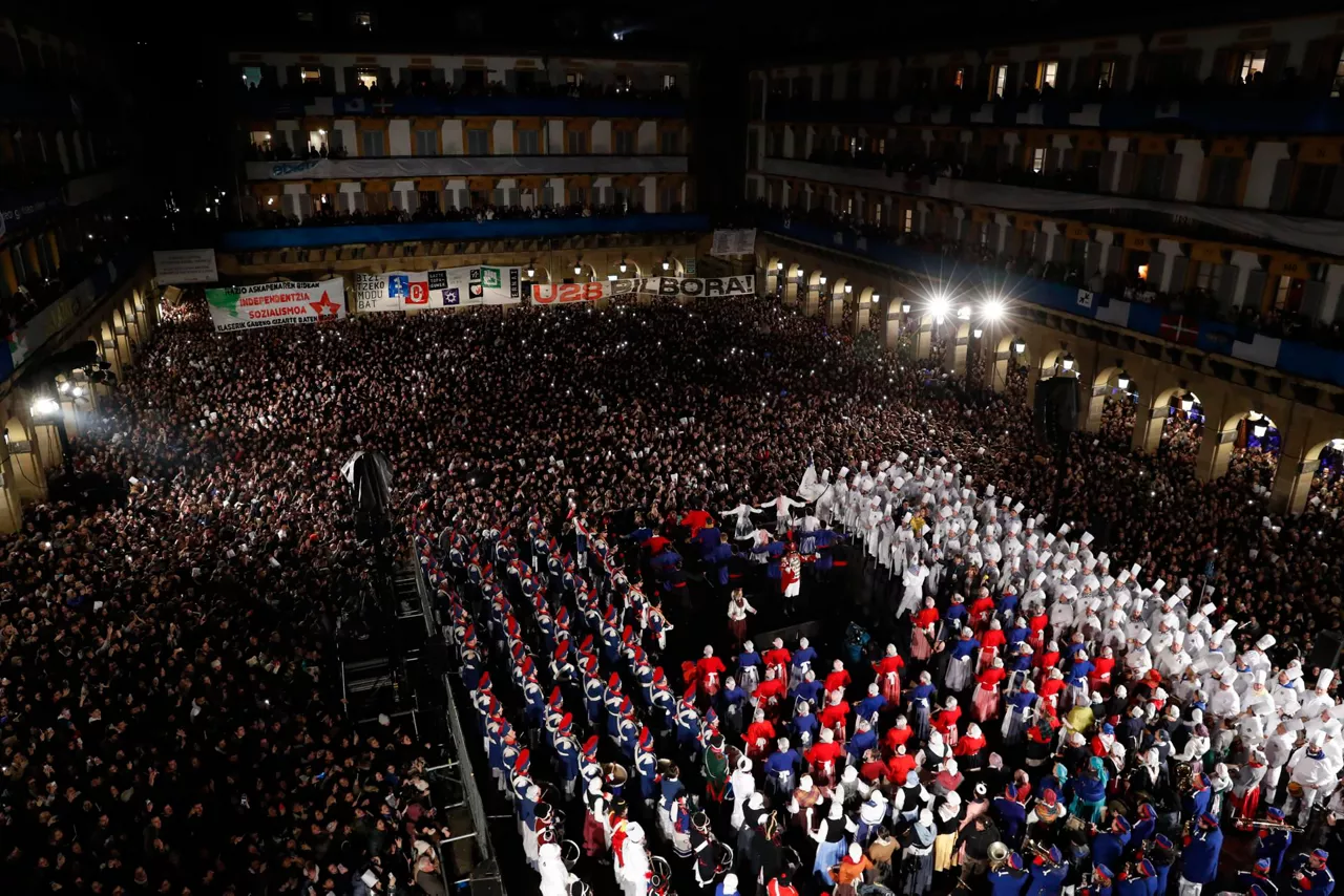konstituzio-plaza-danborrada- donostia izada tamborrada efe