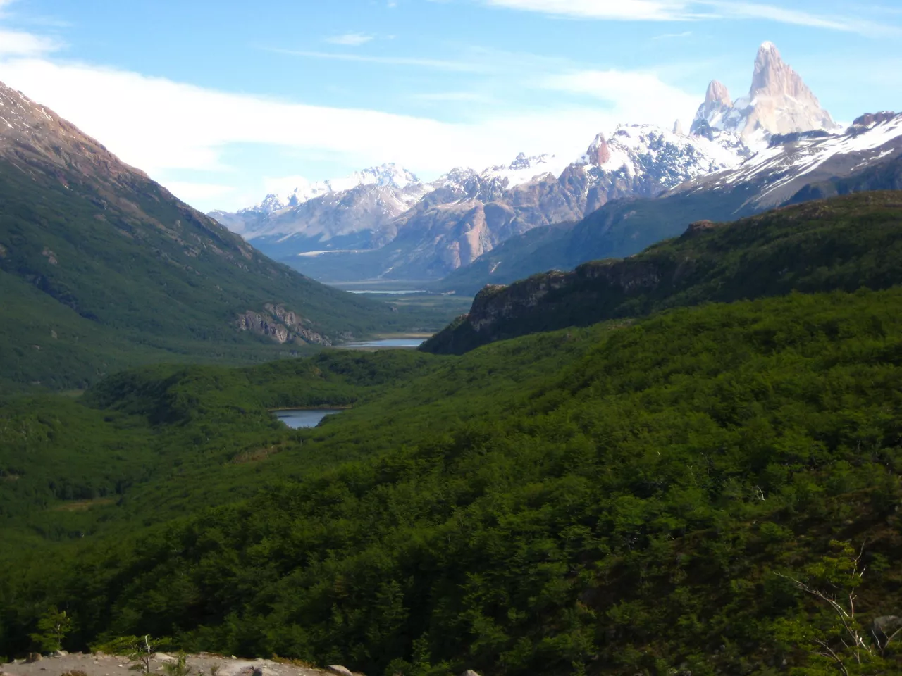 VUELTA A LA PATAGONIA-FITZ ROY Y EGER AL FONDO, EN LAGUNA DEL DESIERTO.